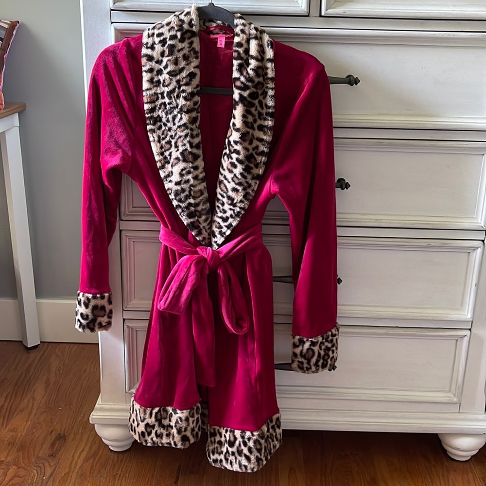 Betsey Johnson Intimates Plush Short Robe Magenta W/ Leopard Trim Back bow small